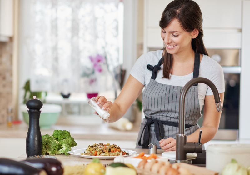 frau salz essen in der küche